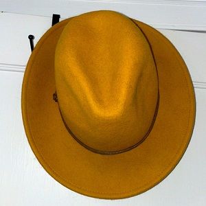 NWT Universal Threads yellow wide brimmed hat